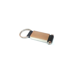 Llavero de bronce con grabado